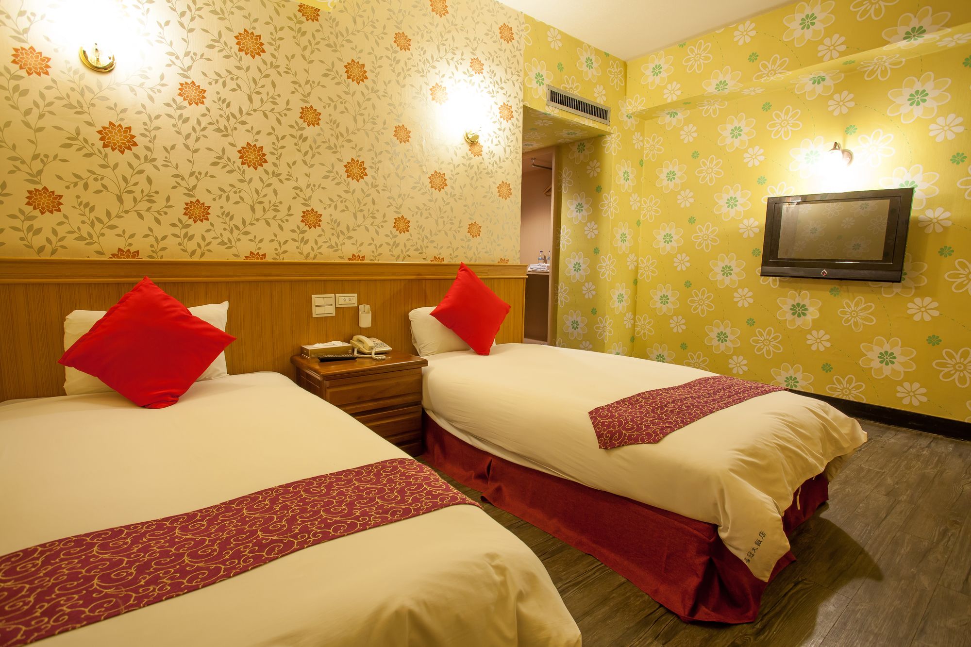 Фото Chiayi Crown Hotel