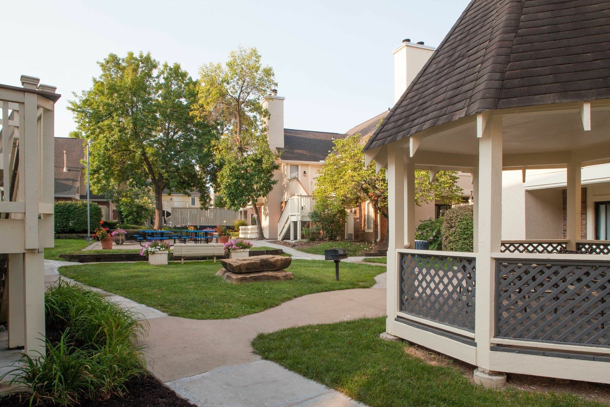 Фото Cloverleaf Suites Kansas City - Overland Park