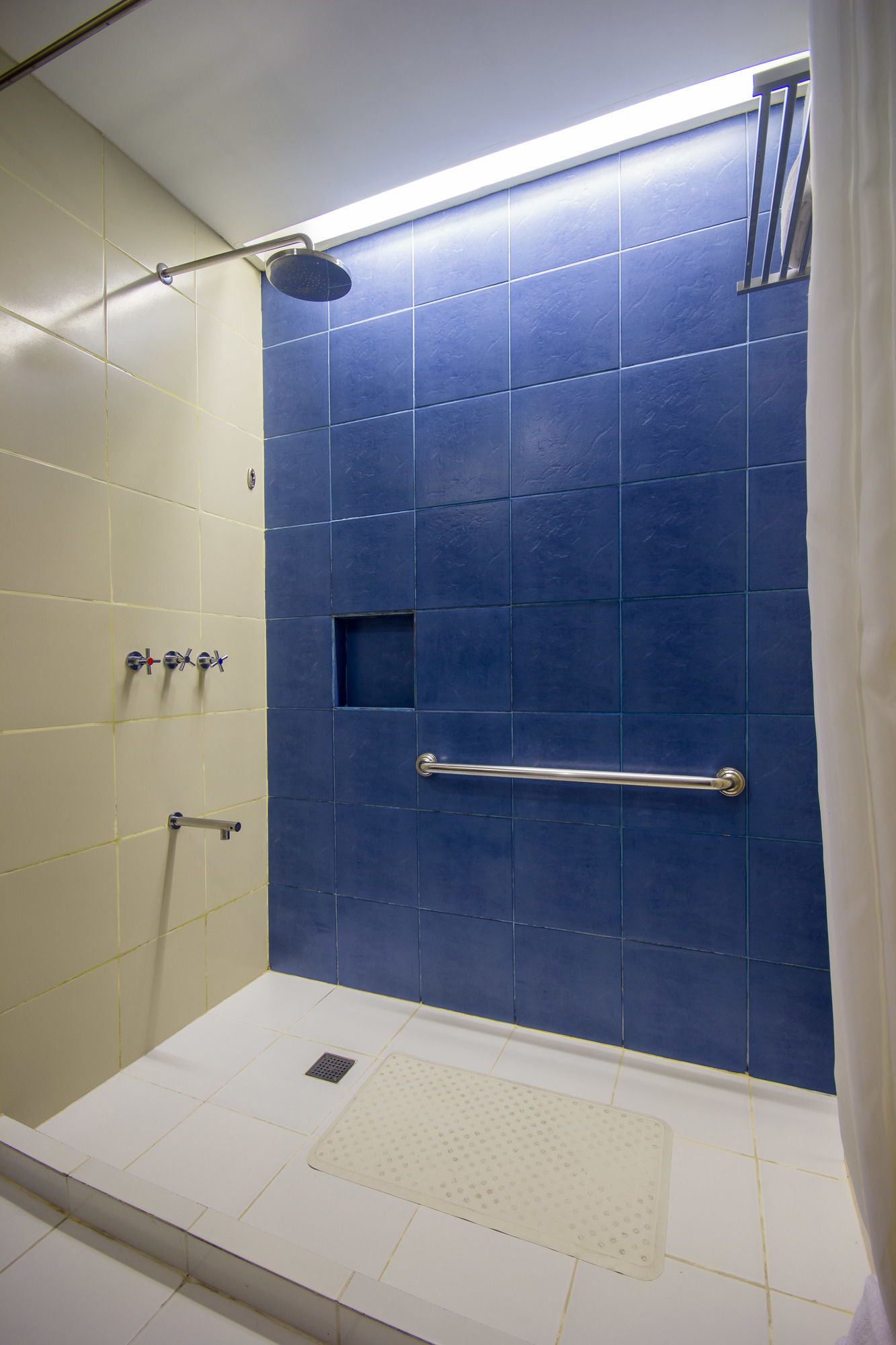 Фото Microtel by Wyndham Mall of Asia