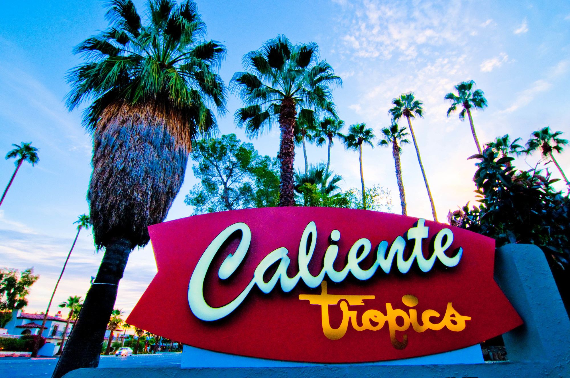 Фото Caliente Tropics Hotel