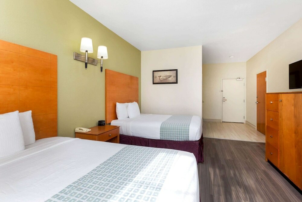 Фото La Quinta Inn & Suites by Wyndham Tulare