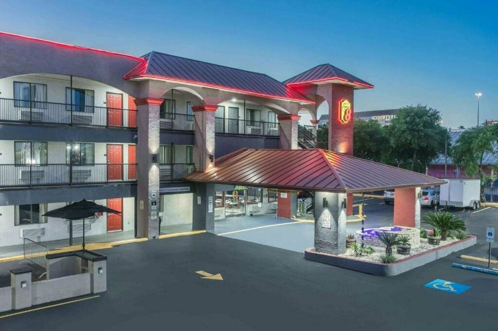 Hotel Super 8 by Wyndham Austin University/Downtown Area, Austin, photo