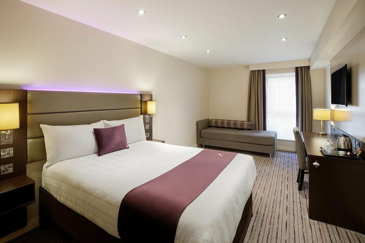 Фото Premier Inn London Putney Bridge