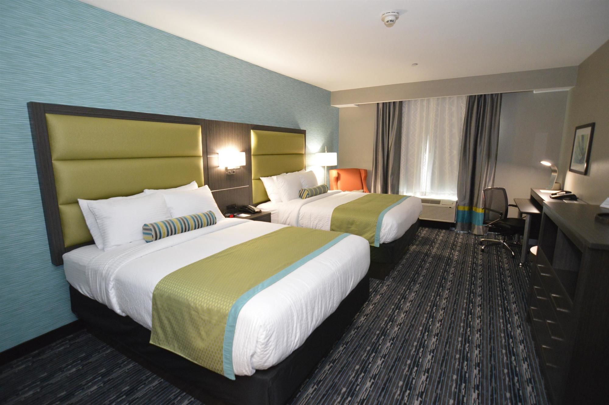 Фото Best Western Plus Pasadena Inn & Suites