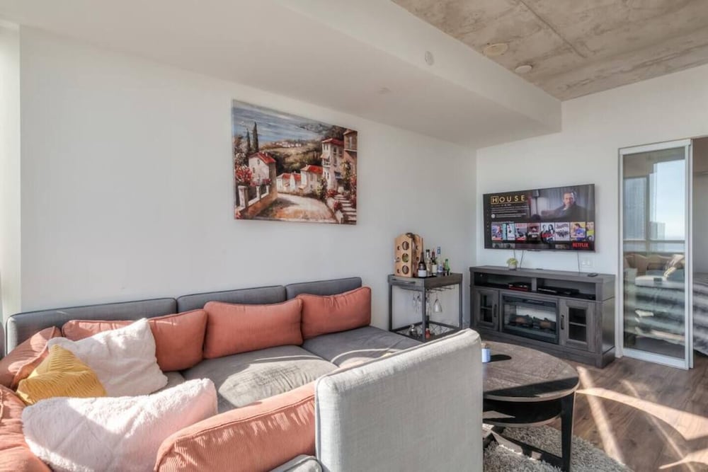 Фото Waterfront Yonge Apartments