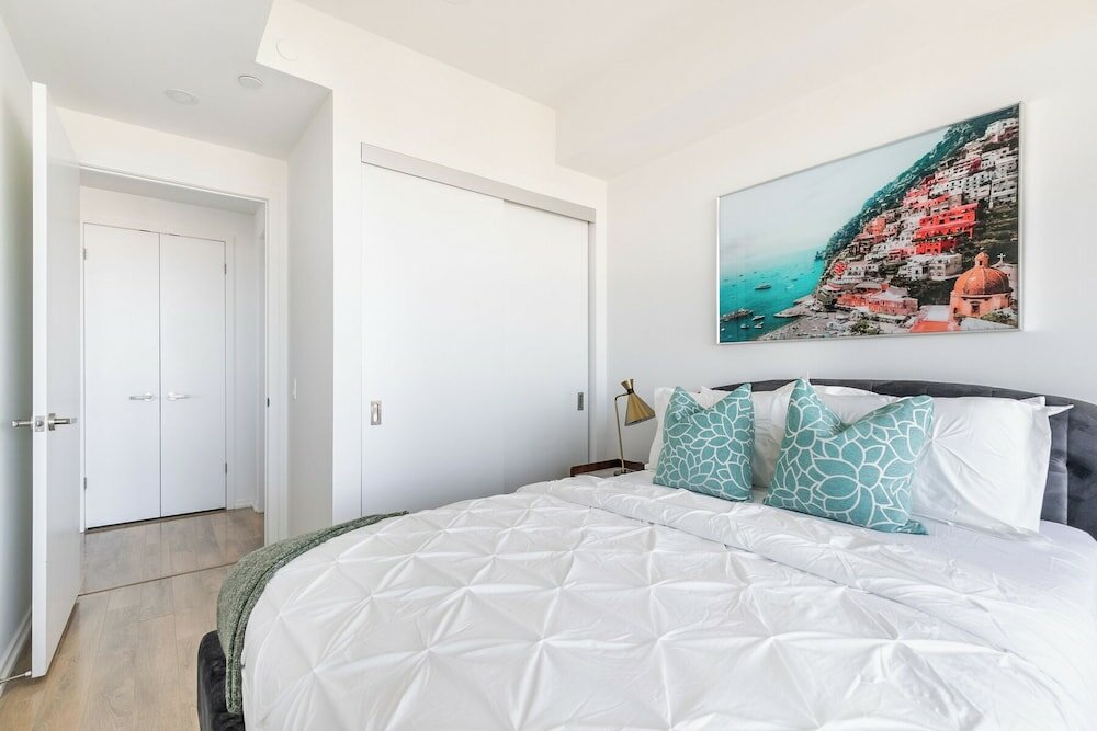 Фото Bonvoy Suites Eaton Centre