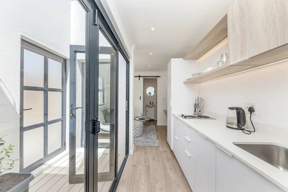 Фото Meticulous & Stylish Studio Apartment, Gardens!