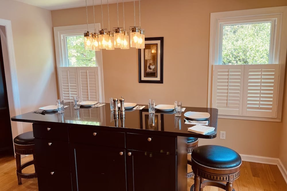 Фото Lake Living by Avantstay Sleeps 22 + Dock, Pool