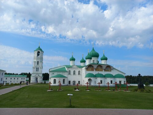 Бір шұңқырда бір уақытта үш ителгі