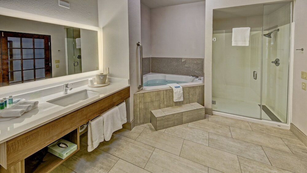 Фото Holiday Inn Express Hotel & Suites Corsicana, an Ihg Hotel