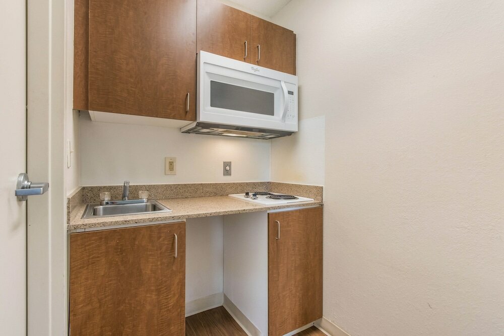 Фото HomeTowne Studios by Red Roof Fort Lauderdale