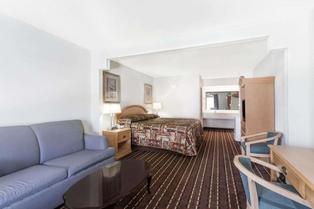 Фото Brentwood Inn & Suites