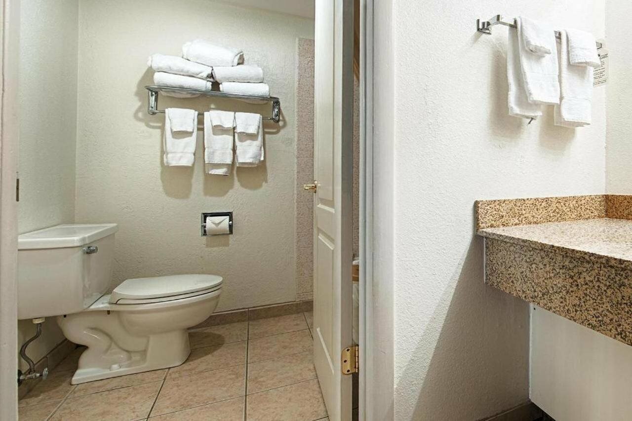 Фото Best Western War Bonnet Inn