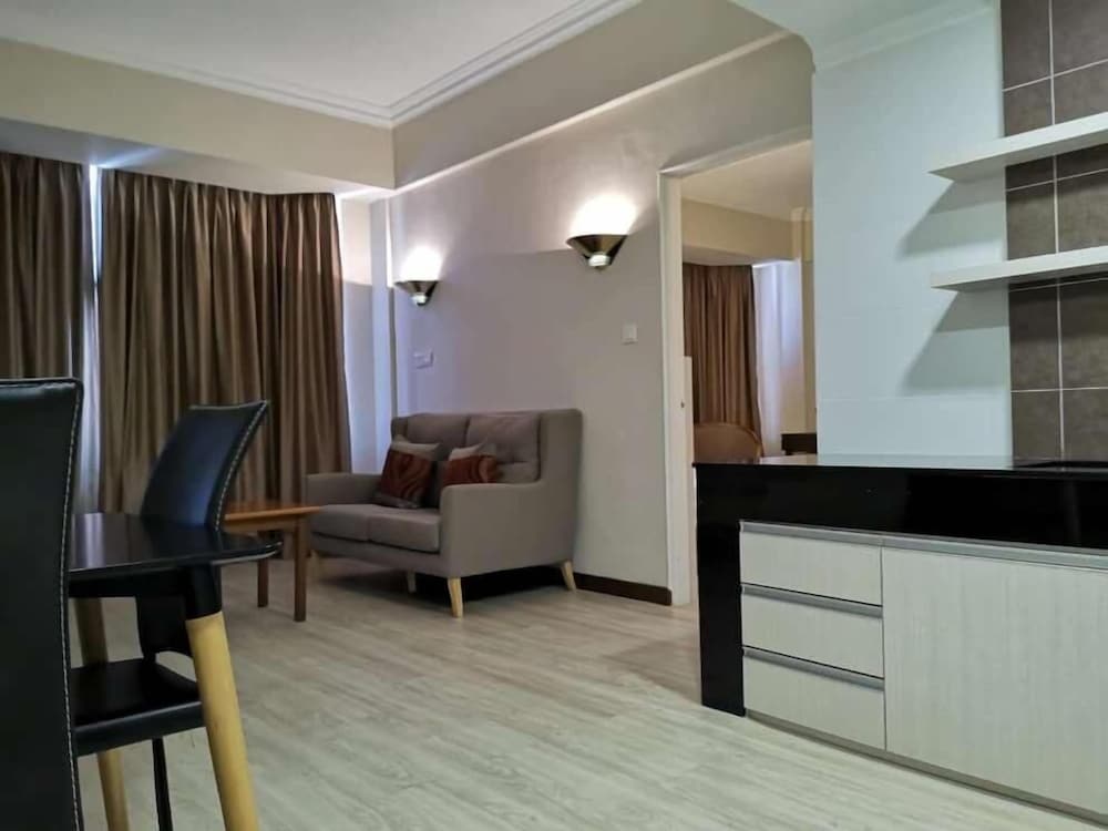 Фото Somerset Hotel