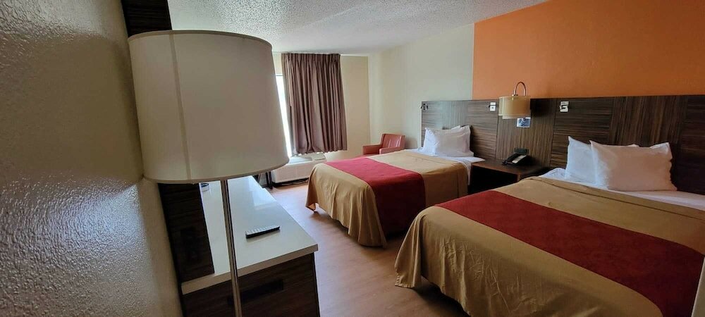 Фото Studios & Suites 4 Less Charlotte