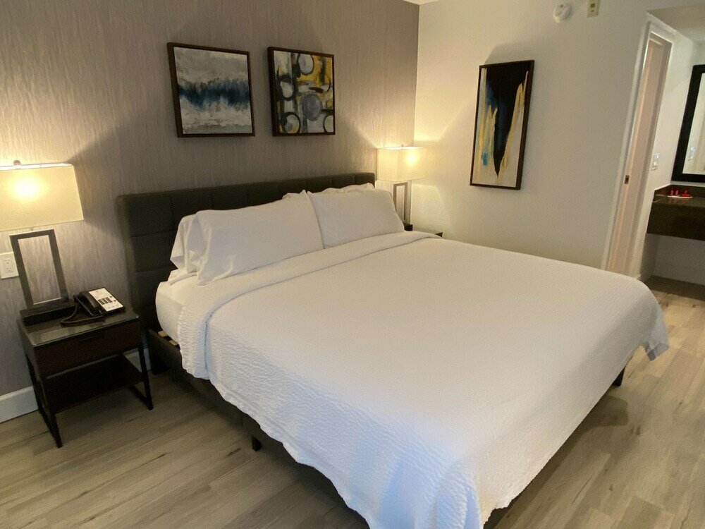 Фото SureStay Plus Hotel by Best Western Scottsdale North