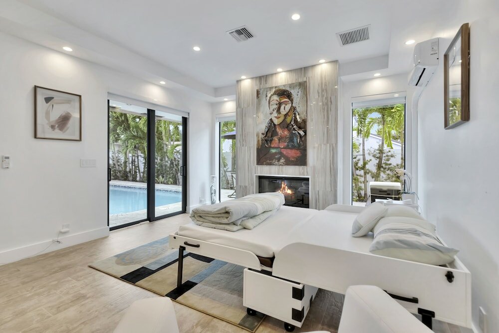 Фото Lynora's Luxe Estate Modern Design