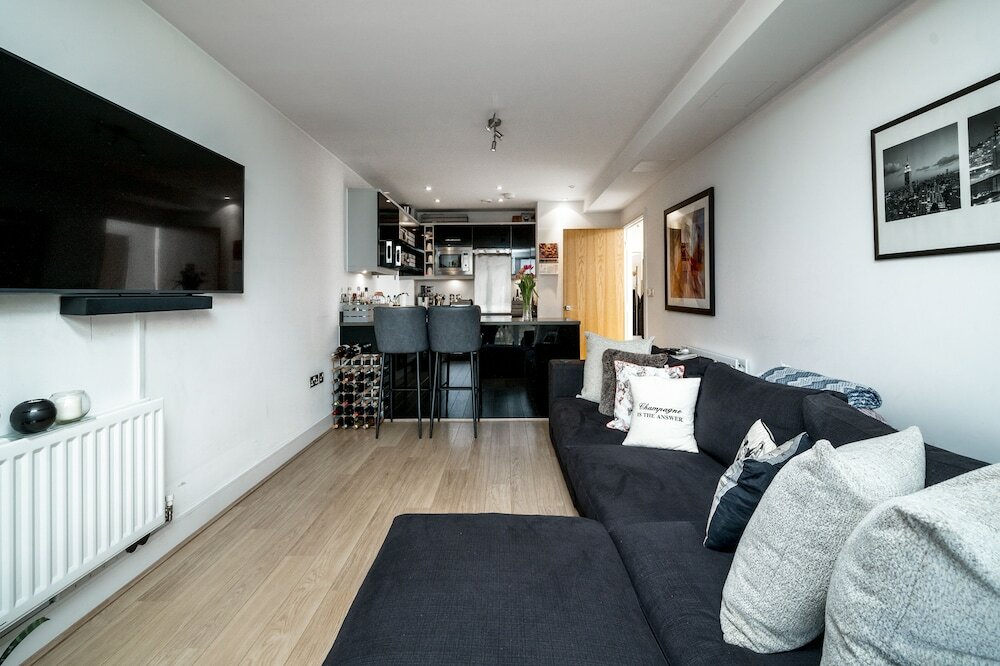 Фото Altido Gorgeous 2-Bed Flat W Desk In Wandsworth