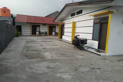 Гостиница Oyo 90699 Yellow White Guesthouse Palu в Палу
