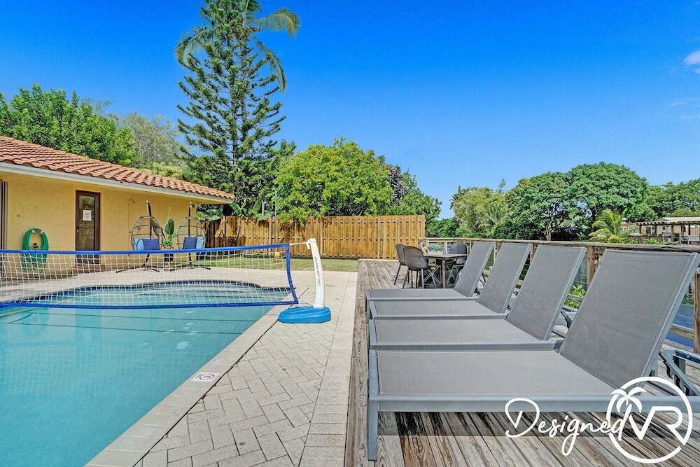 Фото Stunning Waterfront 3br with Heated Pool