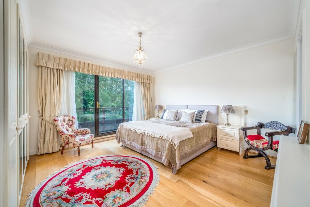 Фото Delightful Vintage 2 Bedroom Apartment