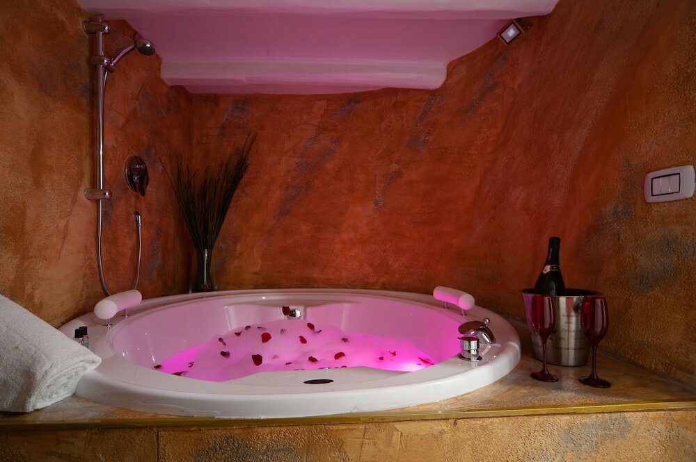 Фото Navona Rooms with Hot Tub