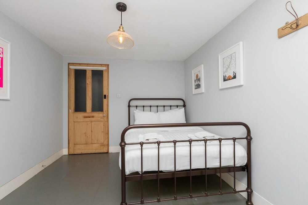 Фото Stylish 2 Bedroom Converted Victorian Storefront