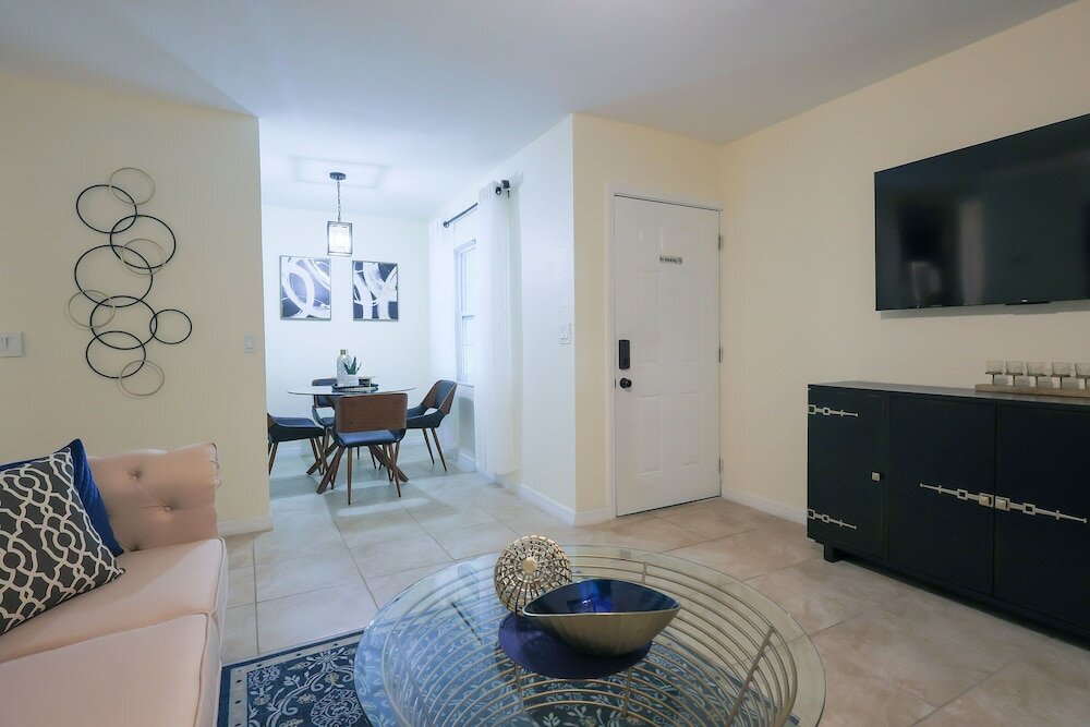 Фото Saint Joseph Suites Down Town Tampa