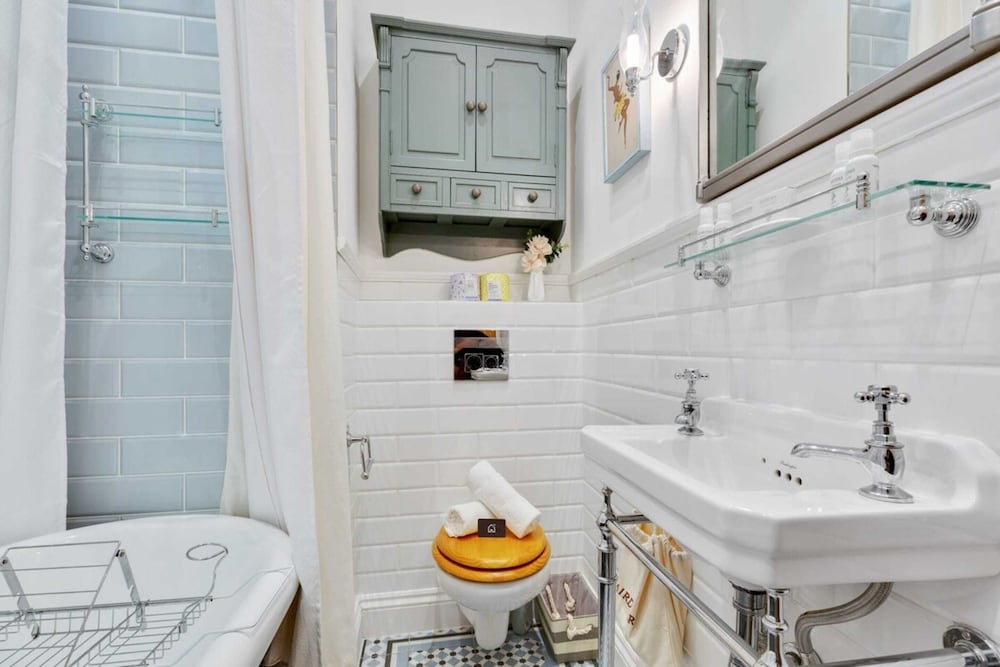 Фото Bright Camberwell Georgian Apartment