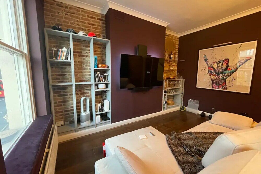 Фото Stylish and Spacious 1 Bedroom Flat