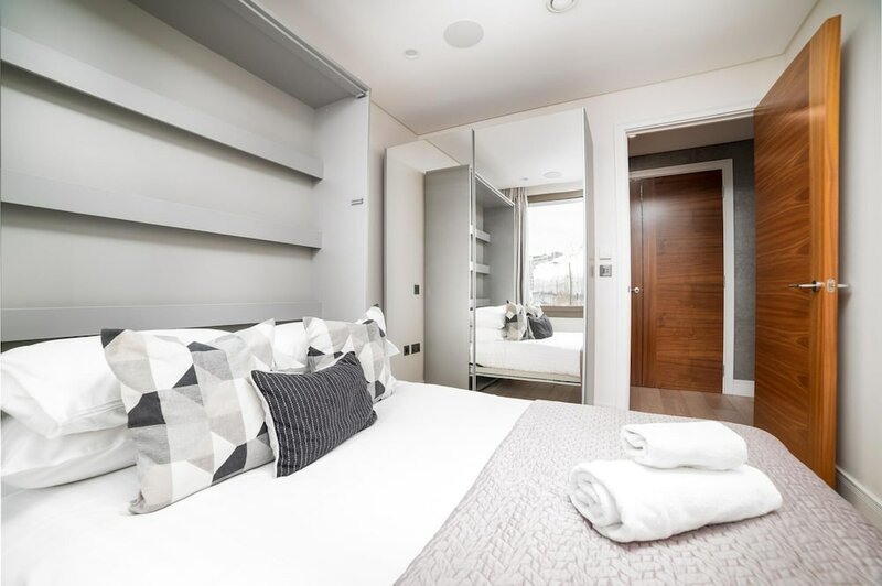 Гостиница Stunning Modern Apartment Close to Hyde Park by Underthedoormat в Лондоне