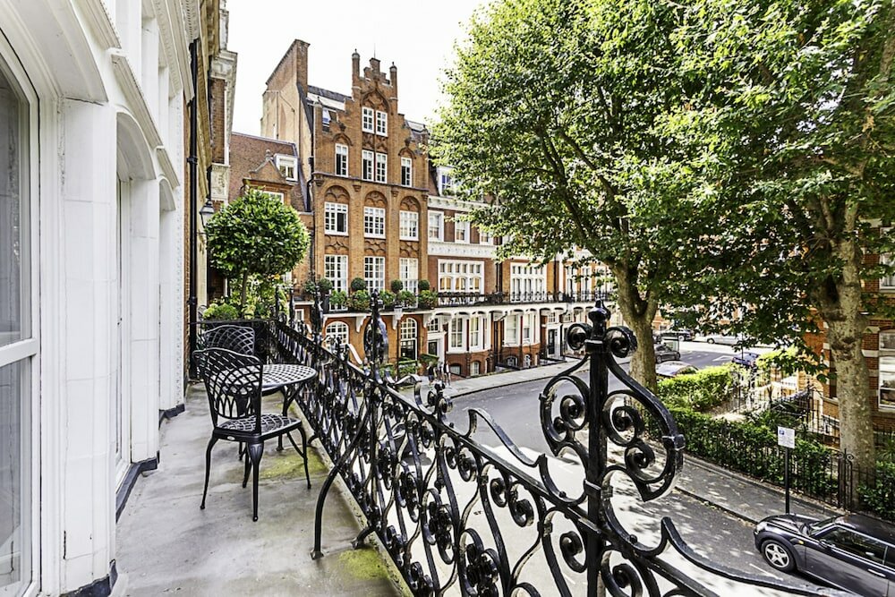 Фото Lovely, Stylish Two-bedroom Kensington Home