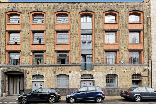 Гостиница Unique & Vibrant 1-bed Loft With Roof Garden в Лондоне