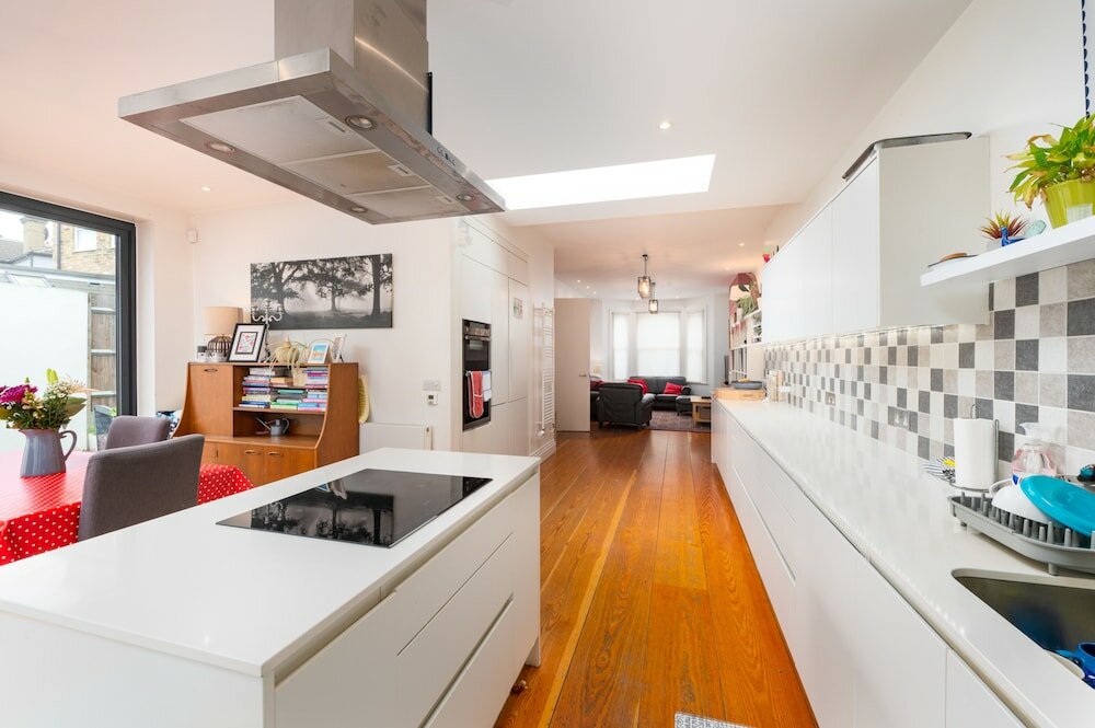 Фото Delightful Family Home With Garden in Balham by Underthedoormat