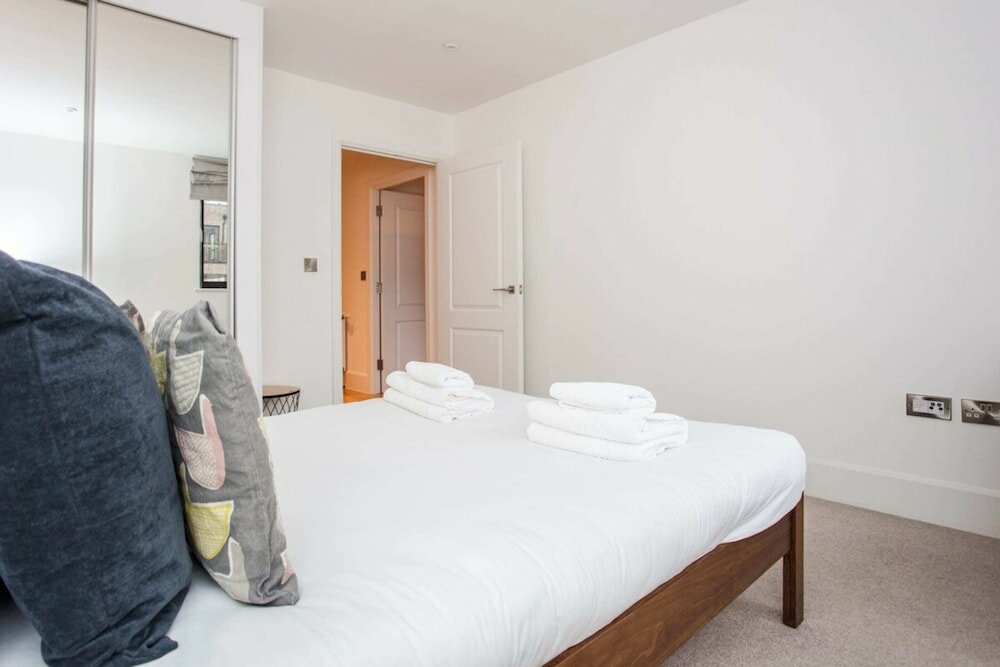 Фото Stunning Modern 1 Bedroom Apartment Near Canary Wharf