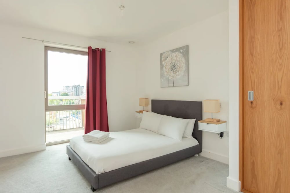 Фото Contemporary 1 Bedroom Apartment in Canning Town With Balcony