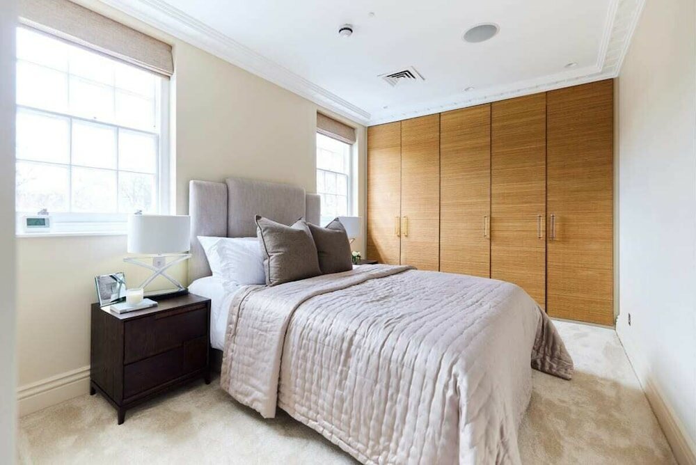 Фото The Chelsea Escape - Spacious 5bdr Flat With Garden