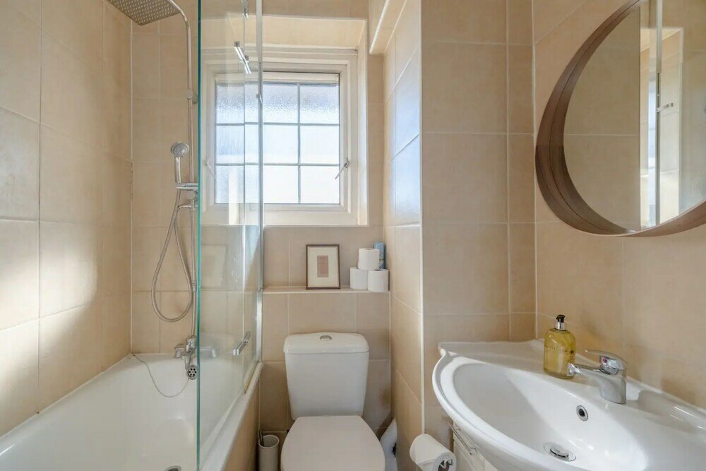 Фото Spacious 2 Bedroom Flat in Clapham With Balcony
