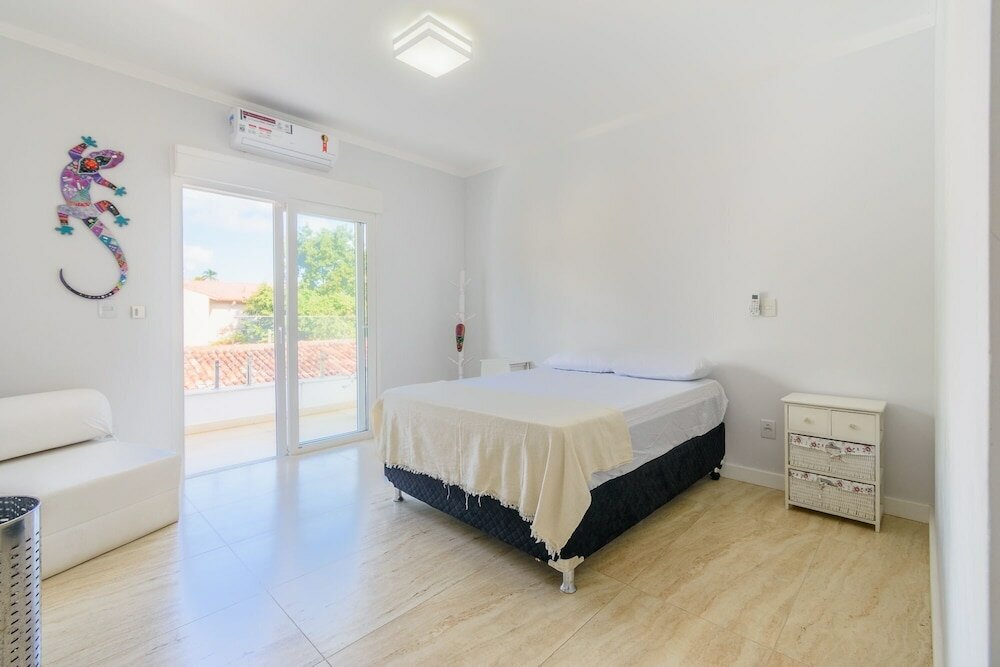 Фото Magnífica Mansão à 50m da praia de Barequeçaba para até 18 pessoas