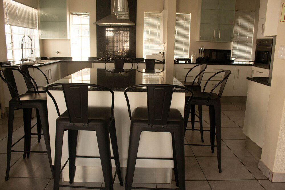 Фото Alicats Place Executive Lodge & Conference