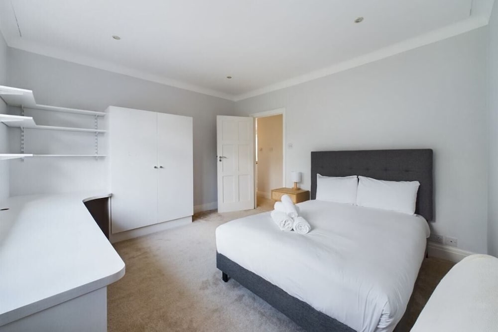 Фото The Richmond Park Hideaway - Cozy 5bdr House With Garden + Rooftop Terrace