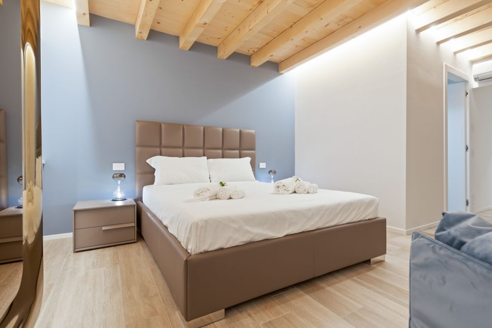 Фото Luxury & Charming Piazzetta San Giorgio Apartments