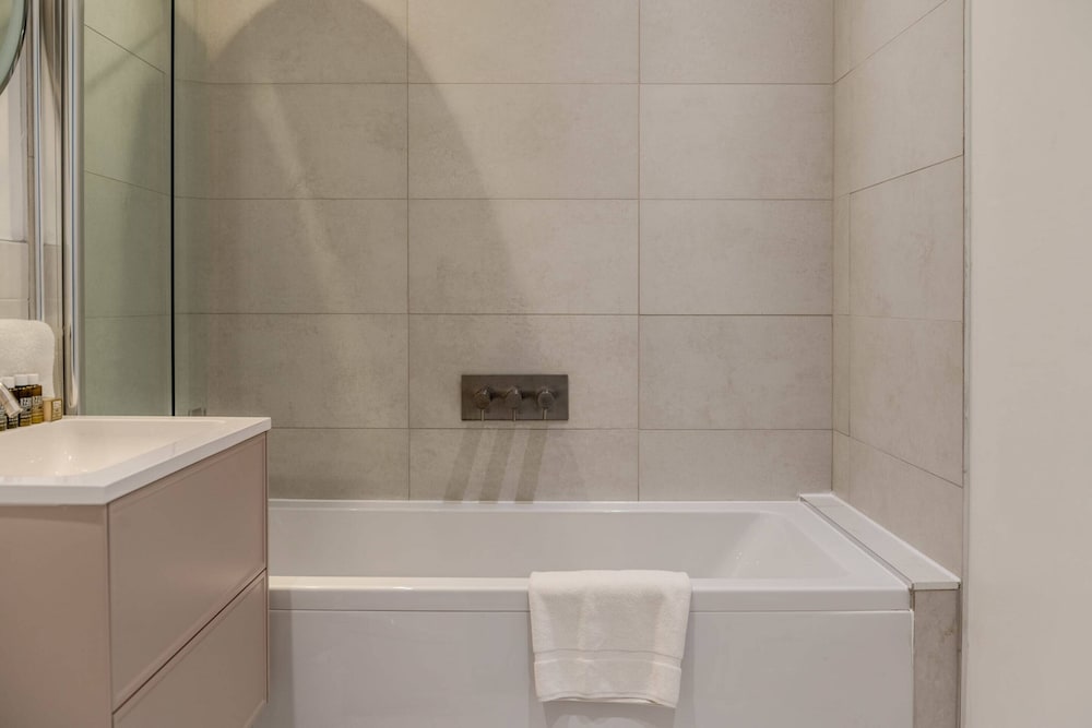 Фото Beautiful 2 Bed, 2 Bath Abode In Dulwich