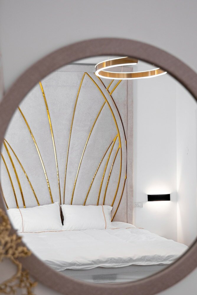 Фото Spacious 4bd House w Pool in Hezliya