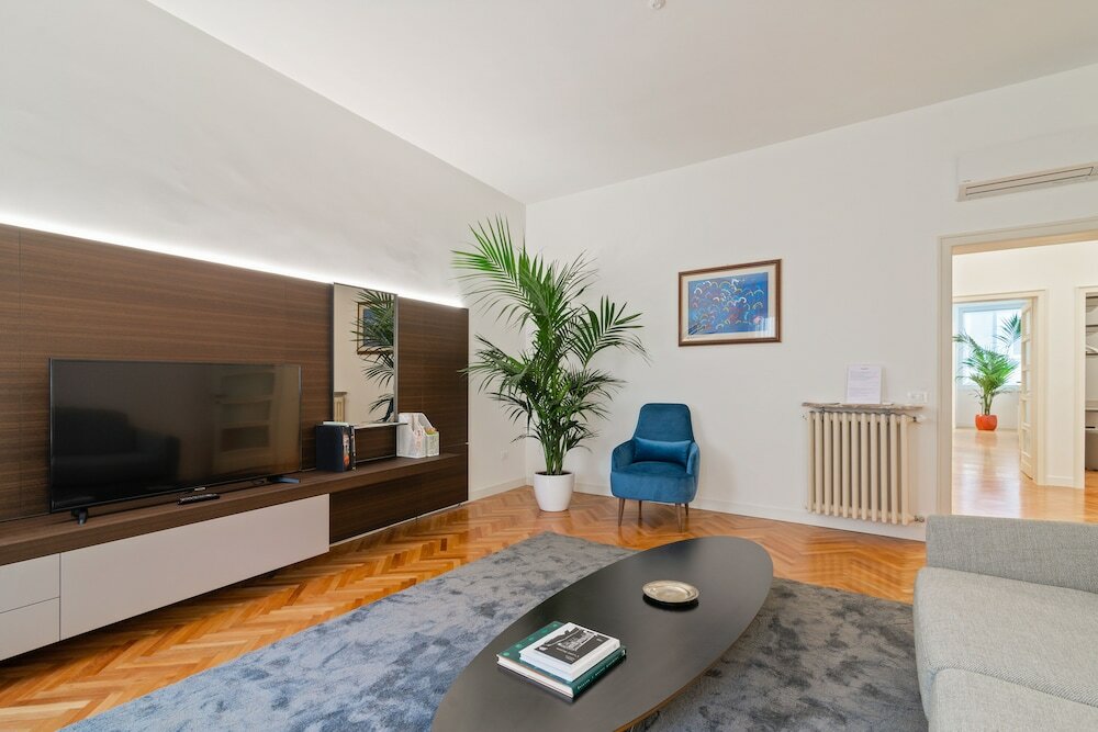 Фото San Fermo Luxury Apartment