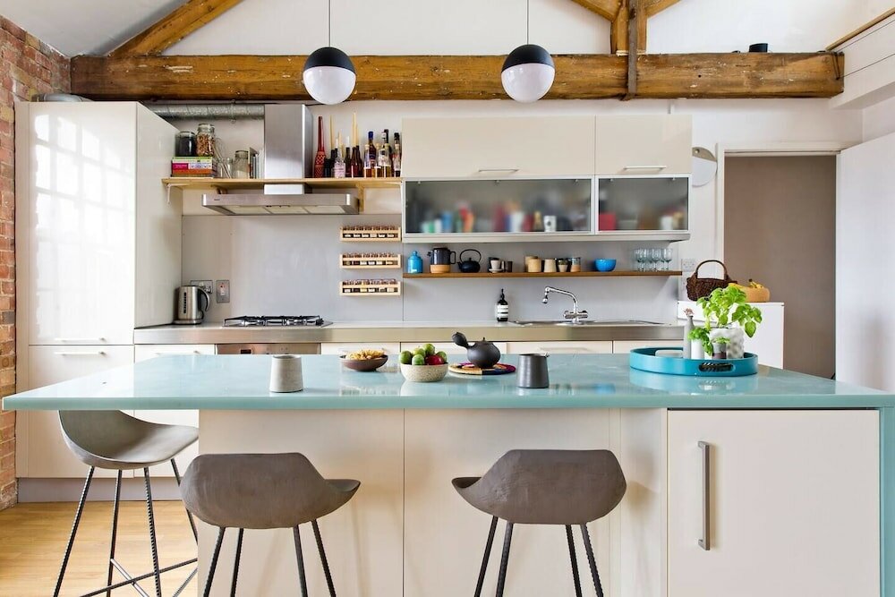 Фото Unique & Vibrant 1-bed Loft With Roof Garden