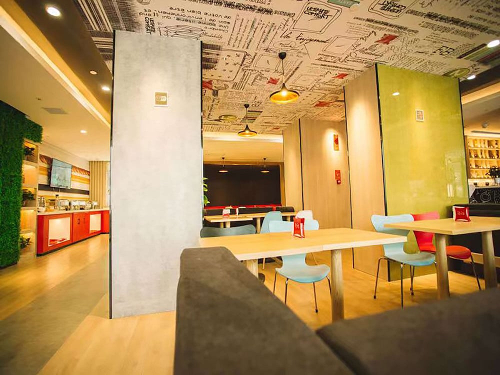 Фото Ibis Lanzhou Xigu Yumen Street Hotel