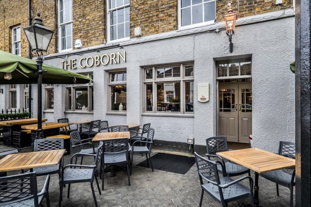 Фото Chic Victorian Flat in Private Estate - Mile End!