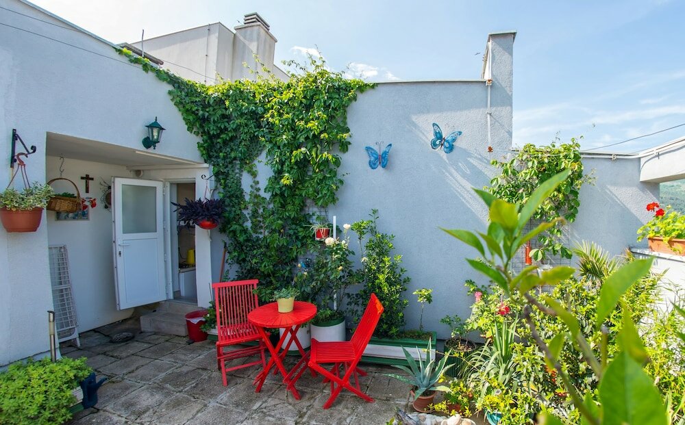 Фото Yellow Lilly Mostar Apartment