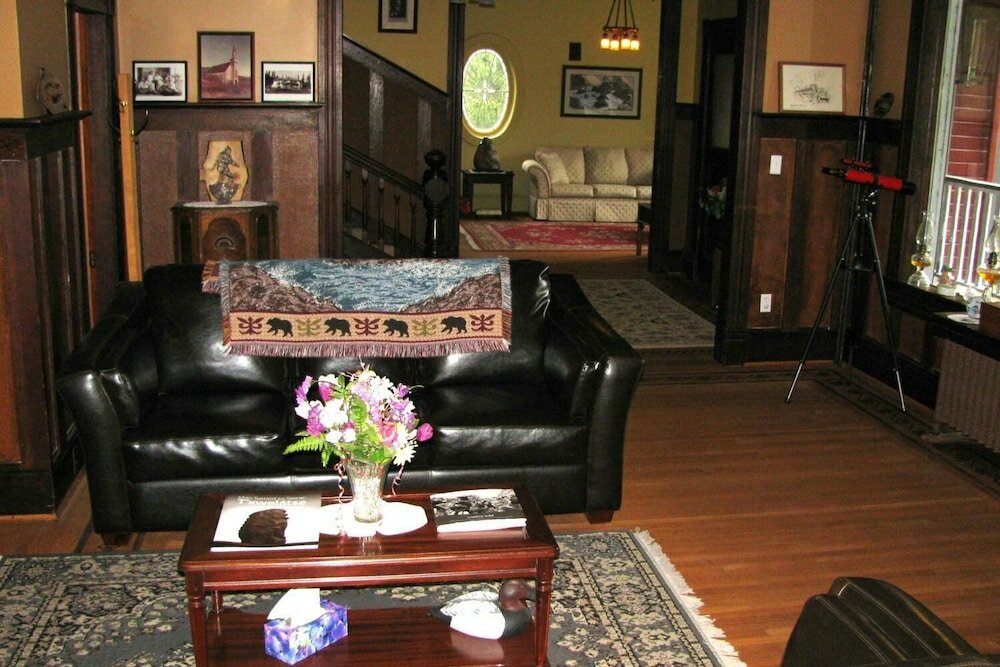 Фото Sasquatch Crossing Eco Lodge B&b